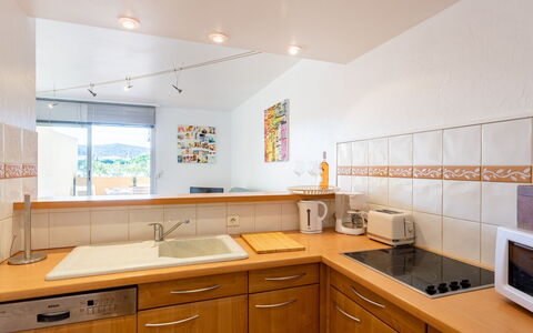 Bormes-Les-Mimosas 300: Bruin, Kraan, Cabinetry, Gootsteen, Wastafel, Countertop, Loodgieterswerkinrichting, Meubilair, Hout, Keuken