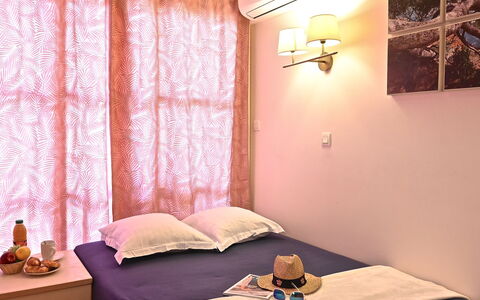 Agay Village Cap Esterel 400: Meubilair, Slaapkamer, Interieur Ontwerp, Bed, Laken, Hout, Linens, Bedding, Textiel, Kamer