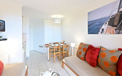 Le Village (C2 105) 400.33: Meubilair, Comfort, Tafel, Hout, Gebouw, Verdieping, Flooring, Hardwood, Televisie, Woonkamer