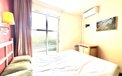Le Village (C4 008) 400.68: Bed, Slaapkamer, Bedding, Interieur Ontwerp, Meubilair, Laken, Kamer, Verdieping, Linens, Flooring