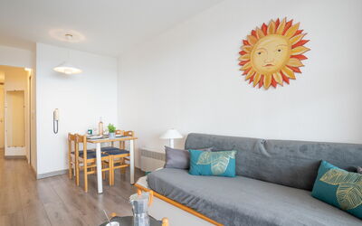 Le Village (E1212) 400.25: Meubilair, Bankstel, Tafel, Azure, Verlichting, Oranje, Interieur Ontwerp, Hout, Woonkamer