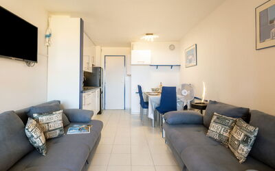 Le Village (E1103) 400.34: Fotolijst, Meubilair, Gebouw, Bankstel, Comfort, Tafel, Azure, Lamp, Deur, Woonkamer