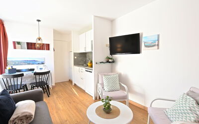 Le Village (C5 235) 400.52: Meubilair, Tafel, Comfort, Fotolijst, Woonkamer, Bankstel, Kamerplant, Flooring, Stoel, Verdieping