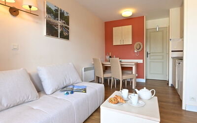 Le Village (B1 418) 400.23: Meubilair, Interieur Ontwerp, Flooring, Appartement, Verdieping, Huis, Kamer, Woonkamer, Plafond, Stoel