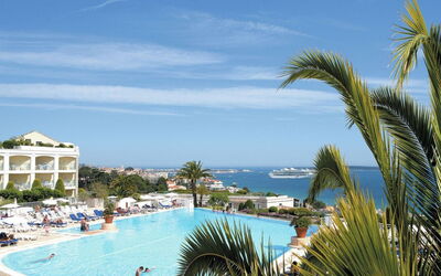 Cannes 464: Water, Lucht, Wolk, Eigendom, Fabriek, Badplaats, Zwembad, Azure, Gebouw, Boom