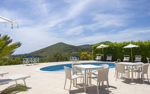 Collina delle Stelle: Wolk, Lucht, Tafel, Eigendom, Meubilair, Azure, Stoel, Zwembad, Buitenmeubels, Schaduw