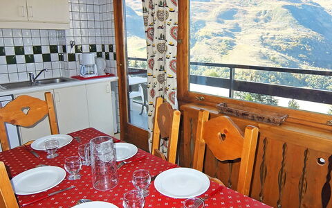 Oisans 37: Kamer, Restaurant, Tafelkleed, Tafel, Eigendom, Eetkamer, Meubilair, Textiel, Linens, Interieur Ontwerp