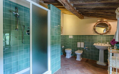 Villa Castellaccio: Spiegel, Loodgieterswerkinrichting, Wastafel, Badkamer, Kraan, Douche, Interieur Ontwerp, Purper, Gebouw, Verdieping