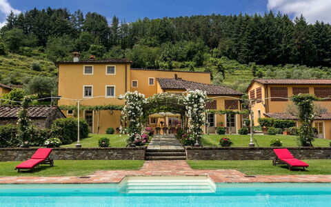 Villa Castellaccio: Water, Fabriek, Lucht, Wolk, Eigendom, Gebouw, Venster, Boom, Natuur, Groen