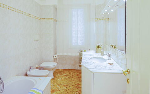 Apartment Fernanda - Levanto: Wastafel In De Badkamer, Loodgieterswerkinrichting, Kraan, Spiegel, Wastafel, Badkamerkast, Badkamer, Interieur Ontwerp, Shower Rod, Purper