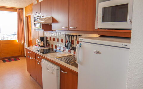 Les Menuires 510: Cabinetry, Countertop, Meubilair, Toestel Van De Keuken, Venster, Huishoudapparatuur, Fornuis, Keuken, Hout, Gebouw