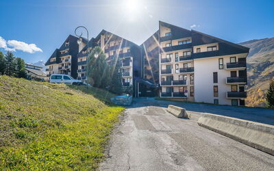 Les Menuires 300: Lucht, Wolk, Gebouw, Eigendom, Fabriek, Huis, Land Lot, Zonlicht, Weg Oppervlak, Buurt