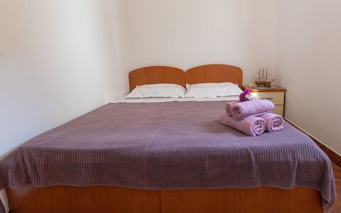 Dubra: Meubilair, Comfort, Bedrok, Hout, Schaduw, Gebouw, Rechthoek, Verdieping, Flooring, Hoofdkussen