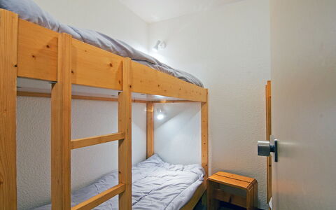 Les Menuires 630: Bed, Kamer, Meubilair, Eigendom, Slaapkamer, Muur, Gebouw, Herberg, Huis, Plafond