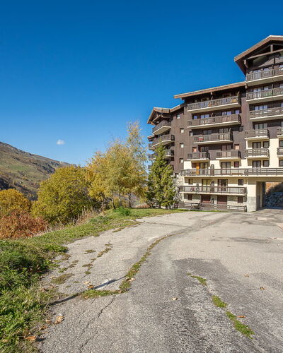 Les Menuires 650: Lucht, Fabriek, Eigendom, Gebouw, Land Lot, Helling, Weg Oppervlak, Asfalt, Natuurlijk Landschap, Woongebied