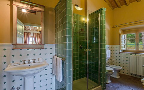 Villa Guasperini: Spiegel, Kraan, Loodgieterswerkinrichting, Eigendom, Wastafel, Badkamer, Venster, Douche, Purper