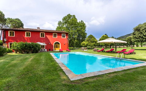 Villa Guasperini: Water, Wolk, Fabriek, Lucht, Gebouw, Eigendom, Zwembad, Boom, Venster, Stoel