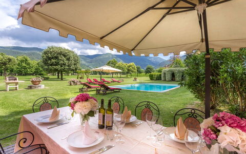Villa Guasperini: Bloem, Fabriek, Tafel, Water, Eigendom, Meubilair, Tableware, Paraplu, Stoel, Buitenmeubels