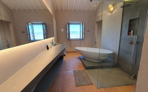 Casa Insieme: Eigendom, Loodgieterswerkinrichting, Kraan, Bad, Azure, Hout, Purper, Interieur Ontwerp, Badkamer, Wastafel