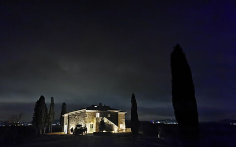 Casa Insieme: Atmosfeer, Lucht, Venster, Wolk, Schemer, Gebouw, Horizon, Stad, Tinten En Schaduwen, Landschap