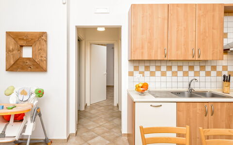 Villa Käthe Con Piscina Privata: Cabinetry, Meubilair, Countertop, Wastafel, Gootsteen, Kraan, Oranje, Hout, Gebouw, Interieur Ontwerp