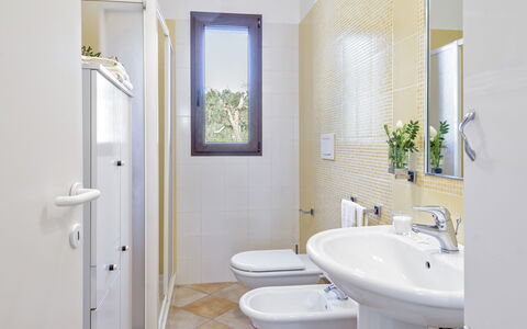 Villa Käthe Con Piscina Privata: Kraan, Loodgieterswerkinrichting, Spiegel, Fabriek, Wastafel, Wastafel In De Badkamer, Eigendom, Badkamer, Purper, Interieur Ontwerp