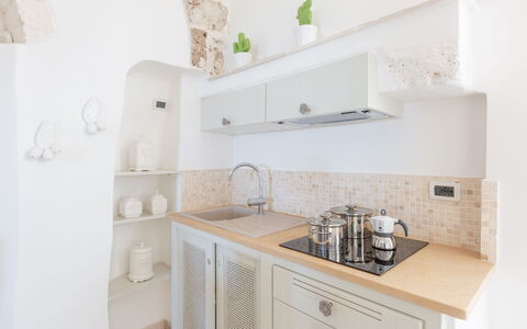 Romeo e Giulietta - Terrazza Vista Mare: Cabinetry, Countertop, Wit, Product, Kraan, Stellingen, Wastafel, Interieur Ontwerp, Keuken, Hout