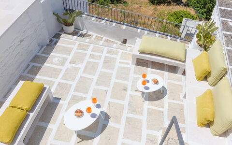 Romeo e Giulietta - Terrazza Vista Mare: Fabriek, Interieur Ontwerp, Stedelijk Ontwerp, Geel, Gebouw, Flooring, Verdieping, Stoel, Hout, Onroerend Goed