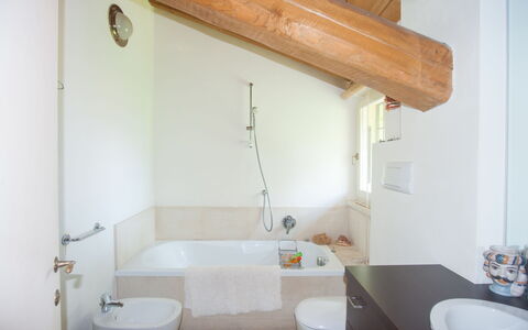 Villa Monia: Eigendom, Kraan, Meubilair, Bad, Loodgieterswerkinrichting, Wit, Wastafel, Badkamer, Wastafel In De Badkamer, Hout