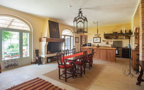 Villa Monia: Tafel, Meubilair, Eigendom, Bankstel, Fotolijst, Stoel, Gebouw, Hout, Venster, Verlichting