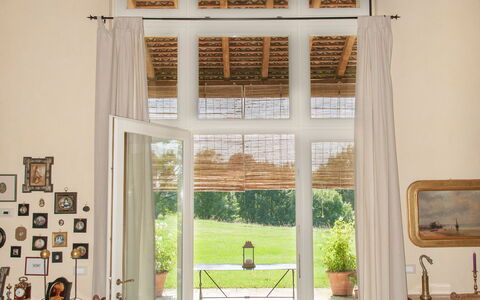 Villa Monia: Meubilair, Venster, Gebouw, Fabriek, Huis, Hout, Textiel, Schaduw, Onroerend Goed