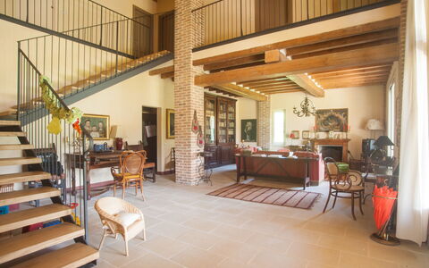 Villa Monia: Meubilair, Eigendom, Hout, Interieur Ontwerp, Verdieping, Flooring, Muur, Hardwood, Kamerplant, Onroerend Goed