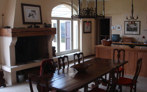 Villa Monia: Tafel, Meubilair, Eigendom, Fotolijst, Gebouw, Stoel, Venster, Hout, Verlichting, Interieur Ontwerp