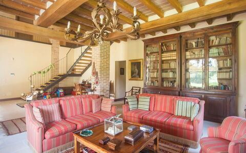 Villa Monia: Tafel, Meubilair, Bankstel, Eigendom, Gebouw, Hout, Verlichting, Interieur Ontwerp, Fotolijst, Woonkamer