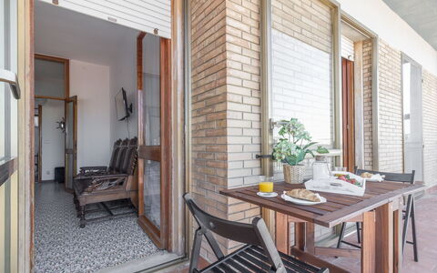 Cattolica Sea Loft: Meubilair, Tafel, Bloempot, Venster, Hout, Kamerplant, Gebouw, Interieur Ontwerp, Stoel, Deur