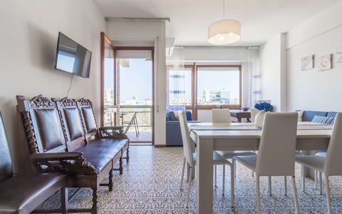 Cattolica Sea Loft: Meubilair, Eigendom, Tafel, Azure, Fotolijst, Kamerplant, Stoel, Verlichting, Venster, Architectuur