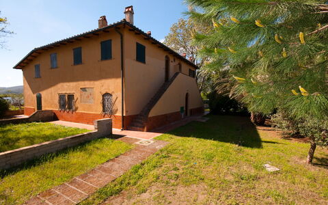 Holiday Home Giannella: Fabriek, Lucht, Gebouw, Venster, Boom, Land Lot, Gras, Huis, Verblijf, Deur