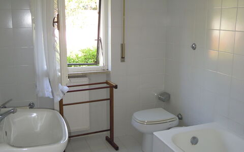 Casa Argentario: Loodgieterswerkinrichting, Eigendom, Bad, Wastafel, Kraan, Badkamer, Venster, Gebouw, Purper