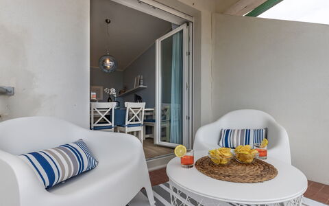 Conero Suite: Meubilair, Eigendom, Comfort, Product, Azure, Textiel, Hout, Verlichting, Gebouw, Oranje