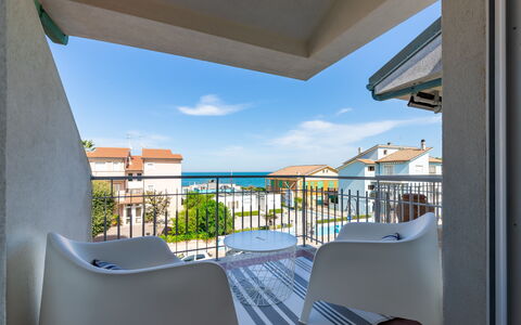 Conero Suite: Lucht, Wolk, Dag, Gebouw, Eigendom, Schaduw, Azure, Architectuur, Interieur Ontwerp