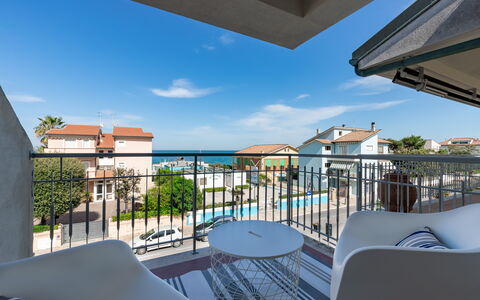 Conero Suite: Lucht, Gebouw, Meubilair, Dag, Eigendom, Wolk, Stoel, Azure, Blauw, Schaduw