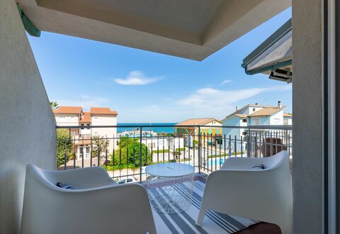 Conero Suite: Lucht, Wolk, Dag, Gebouw, Eigendom, Schaduw, Azure, Architectuur, Interieur Ontwerp