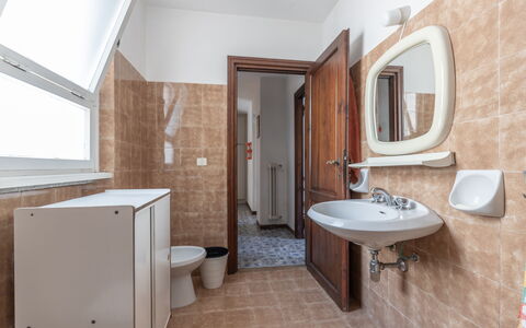 Villa Il Pesco: Spiegel, Bruin, Kraan, Wastafel, Wastafel In De Badkamer, Eigendom, Loodgieterswerkinrichting, Gebouw, Badkamer, Hout