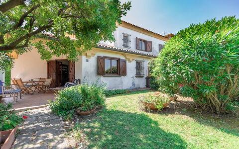 Villa Il Pesco: Fabriek, Gebouw, Venster, Lucht, Bloempot, Boom, Kamerplant, Huis, Land Lot, Vegetation