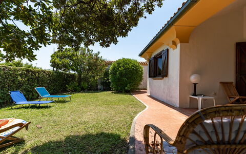 Villa Il Pesco: Fabriek, Eigendom, Gebouw, Lucht, Boom, Venster, Schaduw, Land Lot, Stoel, Gras