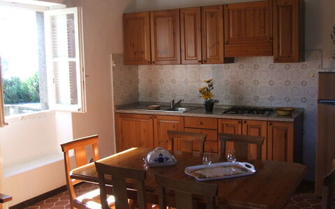 Giannella Holiday Apartment: Bruin, Cabinetry, Gootsteen, Countertop, Eigendom, Meubilair, Wastafel, Kraan, Venster, Keuken