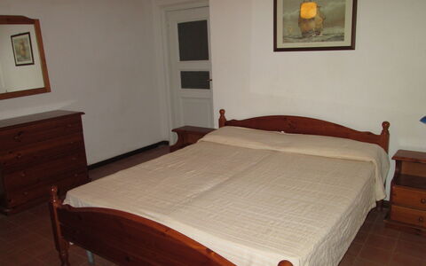 Giannella Holiday Apartment: Gebouw, Meubilair, Fotolijst, Eigendom, Comfort, Hout, Textiel, Tafel, Interieur Ontwerp, Verdieping