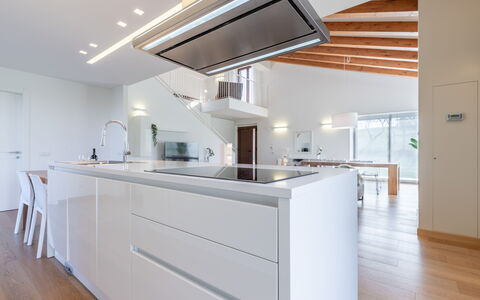 Villa Clair: Cabinetry, Countertop, Gebouw, Hout, Interieur Ontwerp, Flooring, Verdieping, Huis, Keuken