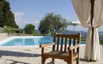 Chianti Resort: Lucht, Water, Meubilair, Eigendom, Fabriek, Zwembad, Azure, Schaduw, Buitenmeubels, Tafel