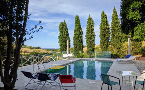 Villa Millefiori: Water, Lucht, Fabriek, Wolk, Meubilair, Natuur, Stoel, Boom, Zwembad, Buitenmeubels